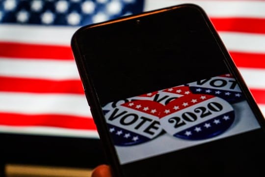 Die US-Wahl auf einem Smartphone-Bildschirm.