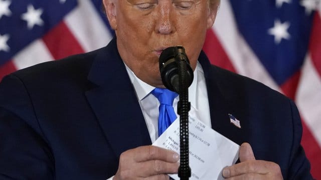 Donald Trump, Präsident der USA, hat angesichts der Verzögerung bei einem Wahlergebnis bei der US-Wahl von "Betrug" gesprochen. Donald Trump, Präsident der USA, hat angesichts der Verzögerung bei einem Wahlergebnis bei der US-Wahl von "Betrug" gesprochen.