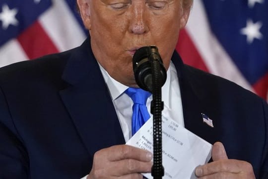 Donald Trump, Präsident der USA, hat angesichts der Verzögerung bei einem Wahlergebnis bei der US-Wahl von "Betrug" gesprochen.