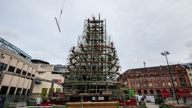 Die Arbeiten am unfertigen Weihnachtsbaum ruhen