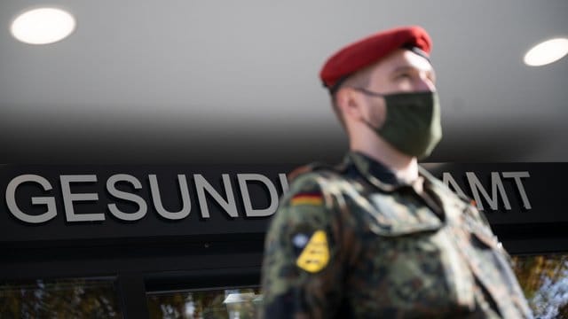 Ein Soldat steht vor dem Gesundheitsamt (Symbolbild): Das Gesundheitsamt in Karlsruhe wird von 16 Mitgliedern der Bundeswehr unterstützt.