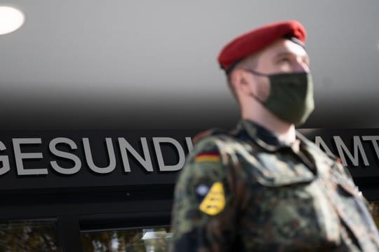 Ein Soldat steht vor dem Gesundheitsamt (Symbolbild): Das Gesundheitsamt in Karlsruhe wird von 16 Mitgliedern der Bundeswehr unterstützt.