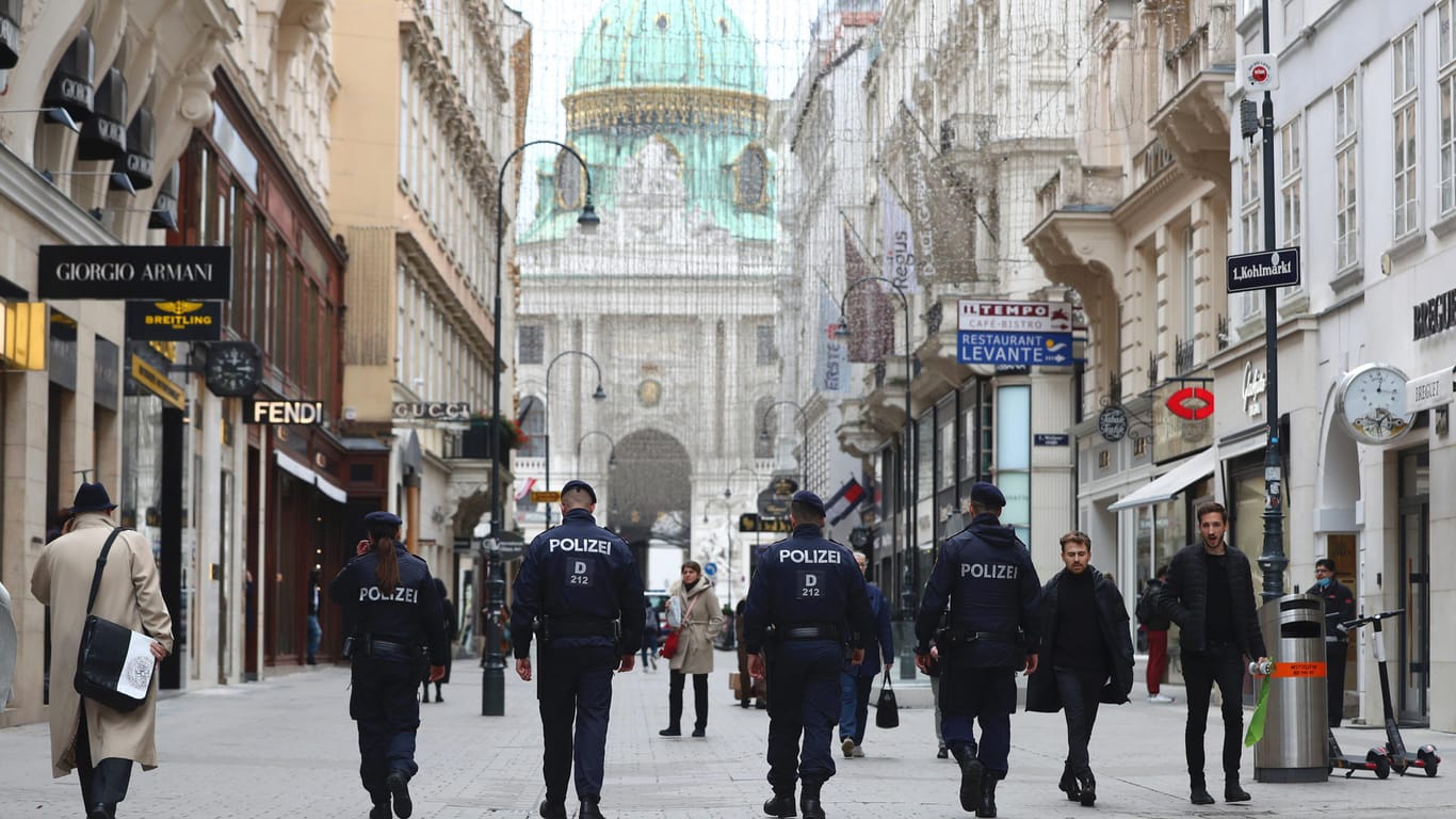 Österreich, Wien: Polizeibeamte patrouillieren nach dem Terroranschlag am 2. November 2020 durch die Innenstadt.