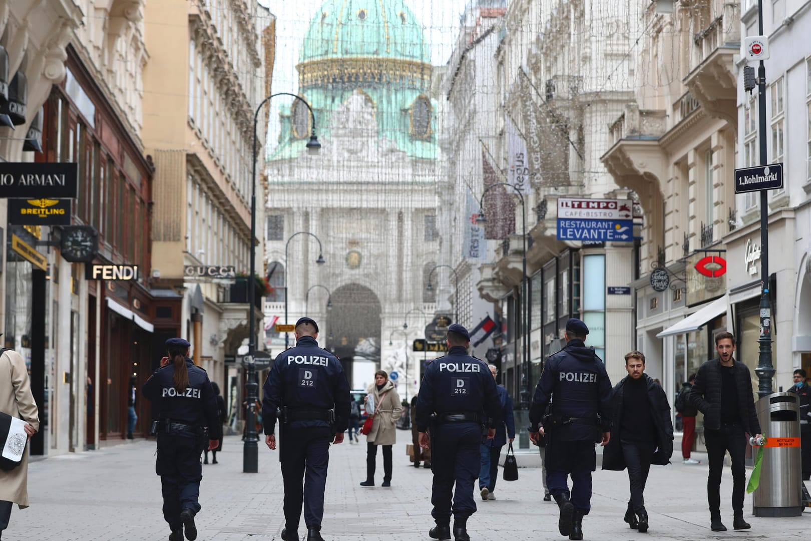 Österreich, Wien: Polizeibeamte patrouillieren nach dem Terroranschlag am 2. November 2020 durch die Innenstadt.