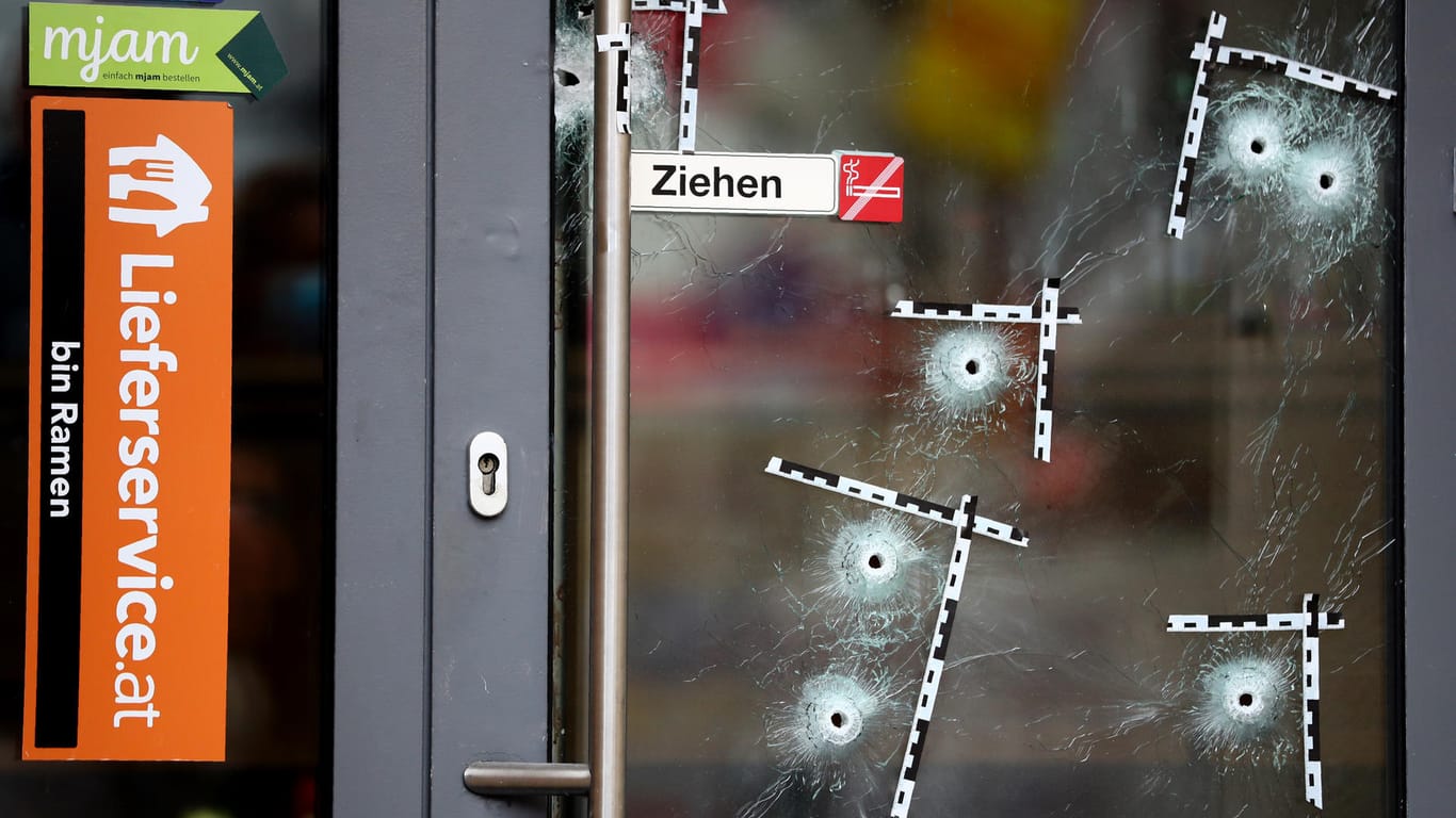 Österreich, Wien: Markierte Einschusslöcher sind an einer Tür am Tatort nach dem Terroranschlag nahe der Synagoge im Wiener Stadtzentrum zu sehen.