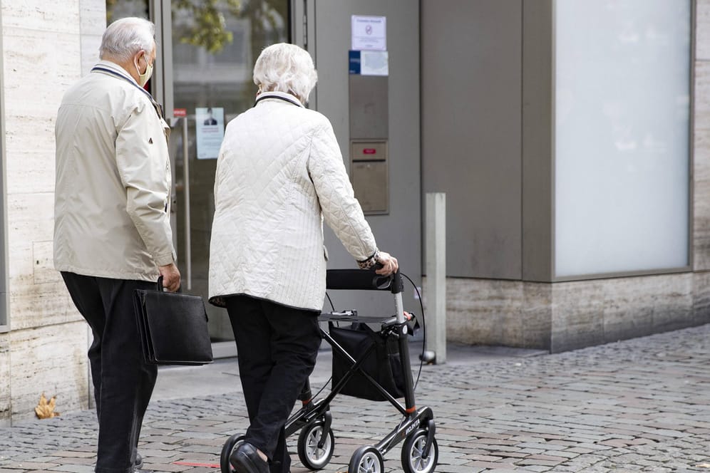 Ein Rentner-Paar (Symbolbild): Im Westen fällt die Rentenerhöhung 2021 wahrscheinlich aus.