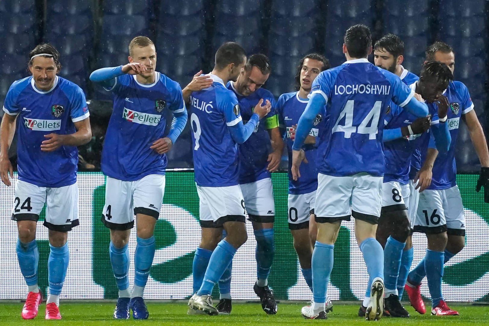 Die Spieler vom Wolfsberger AC: Hier jubeln sie noch beim 4:1-Sieg bei Feyenoord Rotterdam, jetzt haben sich mehrere von ihnen mit Corona infiziert.