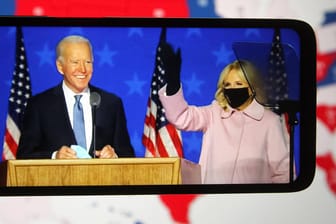 Joe Biden und seine Frau Jill Biden in der Wahlnacht: Der demokratische Herausforderer könnte noch an Trump vorbeiziehen.