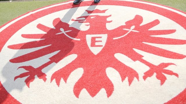 Eine Landesbürgschaft soll Eintracht Frankfurt helfen durch die Corna-Krise zu kommen. Eine Landesbürgschaft soll Eintracht Frankfurt helfen durch die Corna-Krise zu kommen.