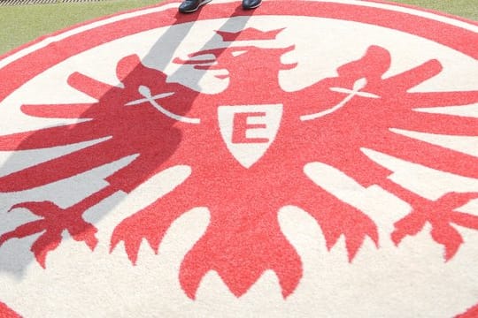 Eine Landesbürgschaft soll Eintracht Frankfurt helfen durch die Corna-Krise zu kommen.