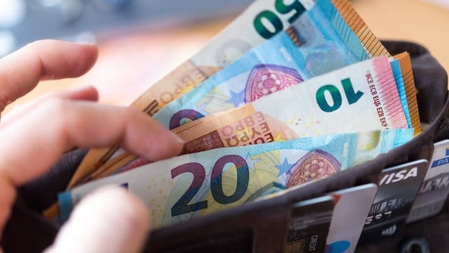 Laut einer Umfrage der Bundesbank mussten 40 Prozent der Befragten wegen der Corona-Krise Einkommensverluste hinnehmen. Laut einer Umfrage der Bundesbank mussten 40 Prozent der Befragten wegen der Corona-Krise Einkommensverluste hinnehmen.