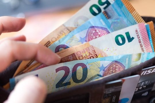 Laut einer Umfrage der Bundesbank mussten 40 Prozent der Befragten wegen der Corona-Krise Einkommensverluste hinnehmen. Laut einer Umfrage der Bundesbank mussten 40 Prozent der Befragten wegen der Corona-Krise Einkommensverluste hinnehmen.