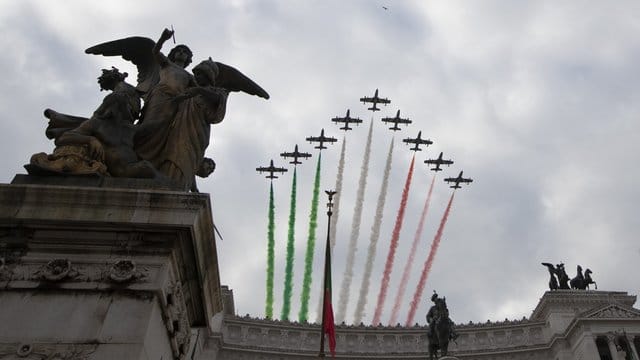 Die Kunstflugstaffel der italienischen Luftwaffe am Himmel über Rom zum Tag der Streitkräfte - kurz vor Beginn der Ausgangssperren.