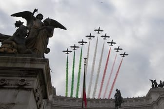 Die Kunstflugstaffel der italienischen Luftwaffe am Himmel über Rom zum Tag der Streitkräfte - kurz vor Beginn der Ausgangssperren.
