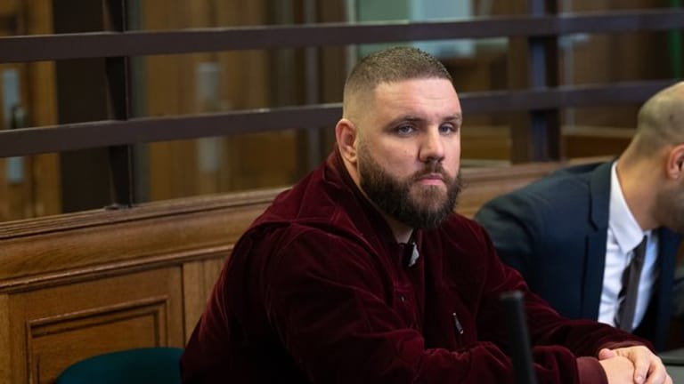Patrick Losensky alias Fler auf der Anklagebank in einem Berliner Amtsgericht: Der Rapper will sich im Prozess nicht zu den Vorwürfen äußern.