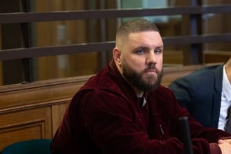 Patrick Losensky alias Fler auf der Anklagebank in einem Berliner Amtsgericht: Der Rapper will sich im Prozess nicht zu den Vorwürfen äußern.