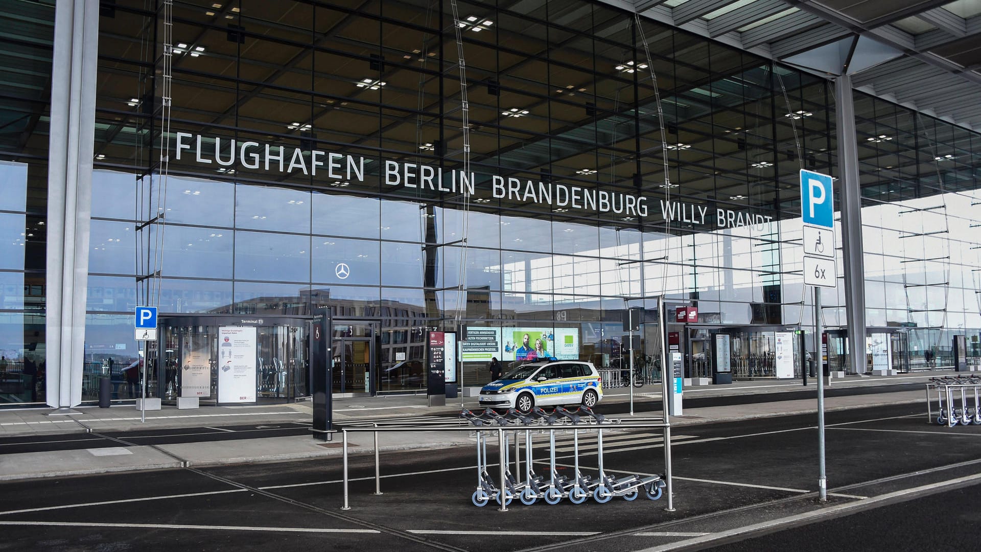 Der Eingang zum Terminal 1 des BER: Regenwasser tropft durch eine undichte Stelle vom Dach des Flughafens.