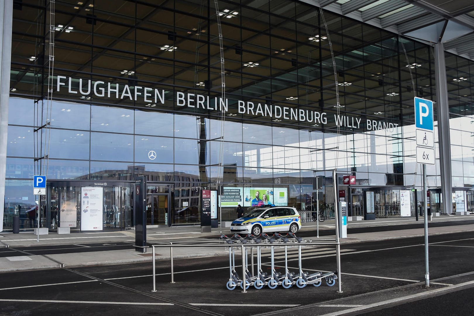 Der Eingang zum Terminal 1 des BER: Regenwasser tropft durch eine undichte Stelle vom Dach des Flughafens.