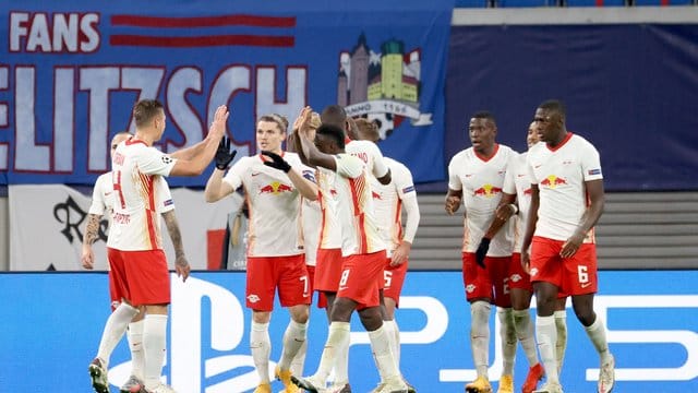 Die Spieler von RB Leipzig feiern Torschütze Emil Forsberg (verdeckt) nach seinem Treffer zum 2:1-Endstand gegen Paris Saint-Germain.