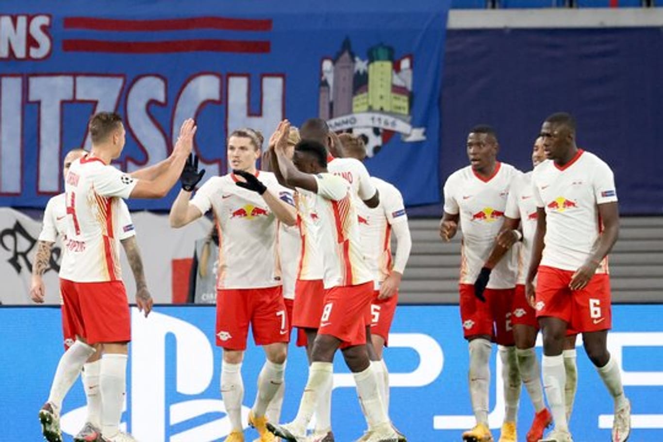 Die Spieler von RB Leipzig feiern Torschütze Emil Forsberg (verdeckt) nach seinem Treffer zum 2:1-Endstand gegen Paris Saint-Germain.