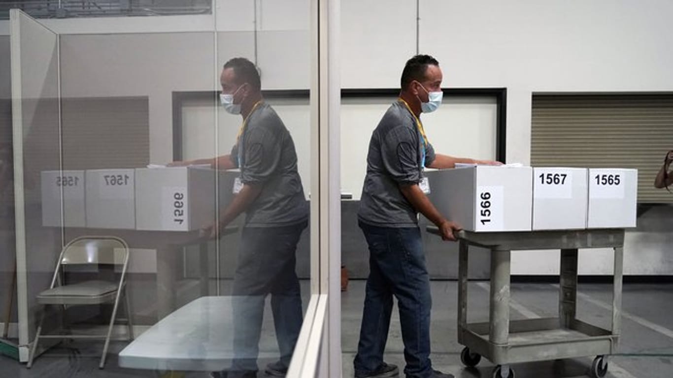 Ein Wahlhelfer im Bezirk Clark County, zu dem Las Vegas gehört.