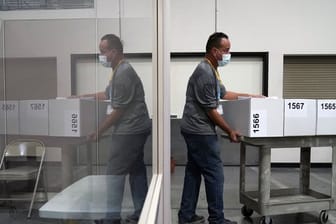 Ein Wahlhelfer im Bezirk Clark County, zu dem Las Vegas gehört.