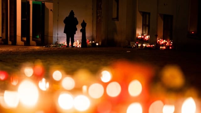 Trauer um die Todesopfer nach dem Anschlag: Kerzen brennen am Tatort in der Wiener Innenstadt. Trauer um die Todesopfer nach dem Anschlag: Kerzen brennen am Tatort in der Wiener Innenstadt.