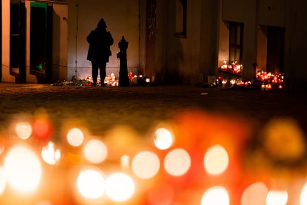 Trauer um die Todesopfer nach dem Anschlag: Kerzen brennen am Tatort in der Wiener Innenstadt.