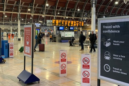 Wenig Andrang an der Londoner Paddington Station am Morgen.