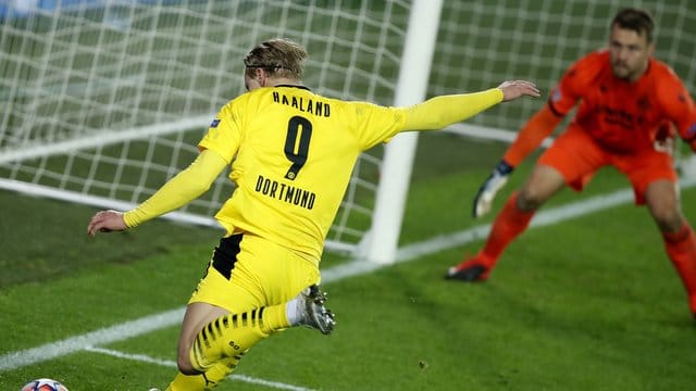 Erling Haaland von Borussia Dortmund setzt zum Torschuss an.