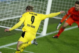 Erling Haaland von Borussia Dortmund setzt zum Torschuss an.