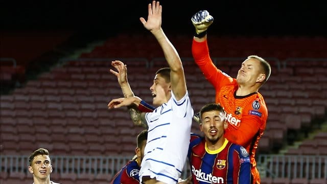 Barcelonas Torhüter Marc-Andre ter Stegen (r) in Aktion.