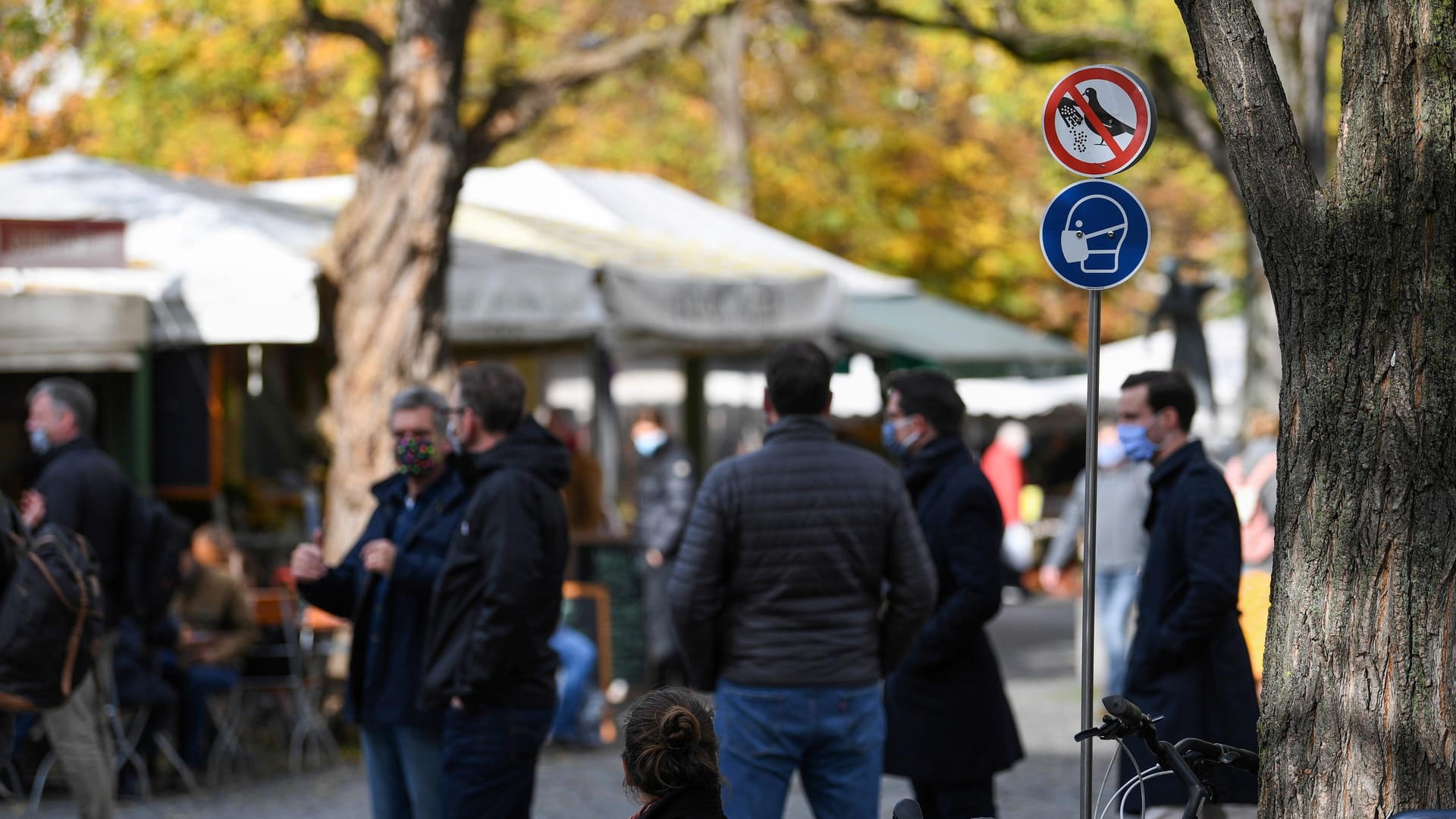 Menschen am Viktualienmarkt in München: Fast 20.000 Menschen haben sich mit dem Coronavirus neu infiziert.