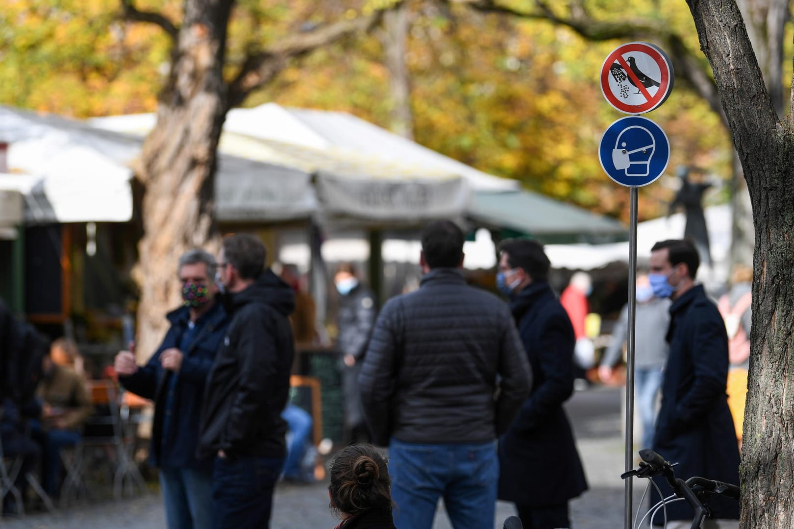 Menschen am Viktualienmarkt in München: Fast 20.000 Menschen haben sich mit dem Coronavirus neu infiziert.