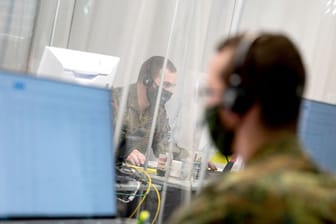 Bundeswehrsoldaten bei der Kontaktnachverfolgung im Gesundheitsamt in Karlsruhe.