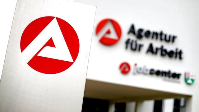 Die Sanktionsmöglichkeiten der Jobcenter sollen reformiert werden, fordern Oppositionspolitiker und Gewerkschafter.