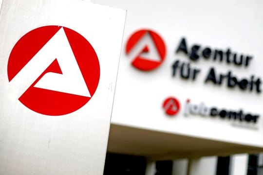 Die Sanktionsmöglichkeiten der Jobcenter sollen reformiert werden, fordern Oppositionspolitiker und Gewerkschafter.