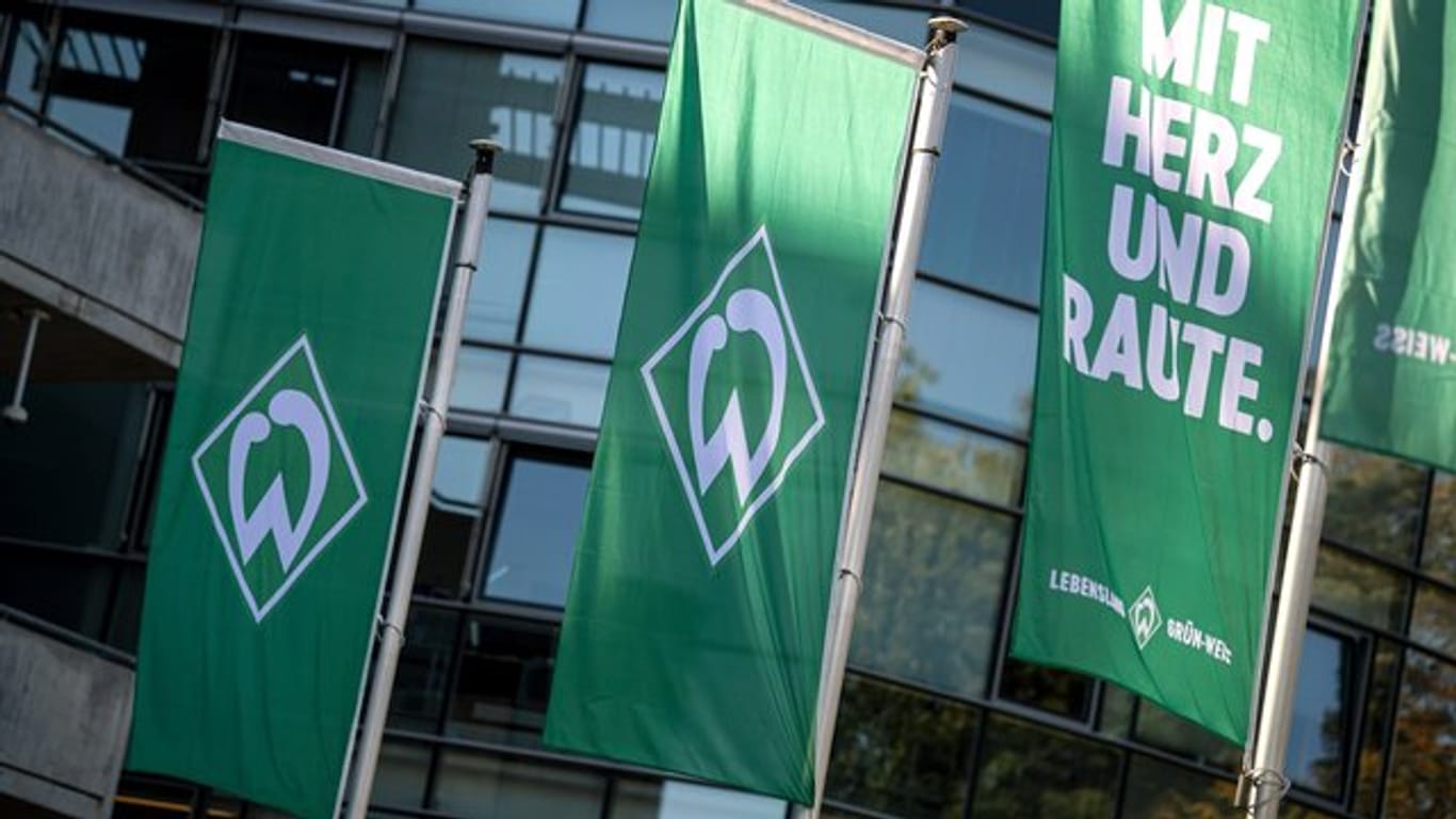 Flaggen wehen vor dem Weserstadion: Die Werte des SV Werder Bremens stehen für Vielfältigkeit und eine tolerante Gesellschaft.