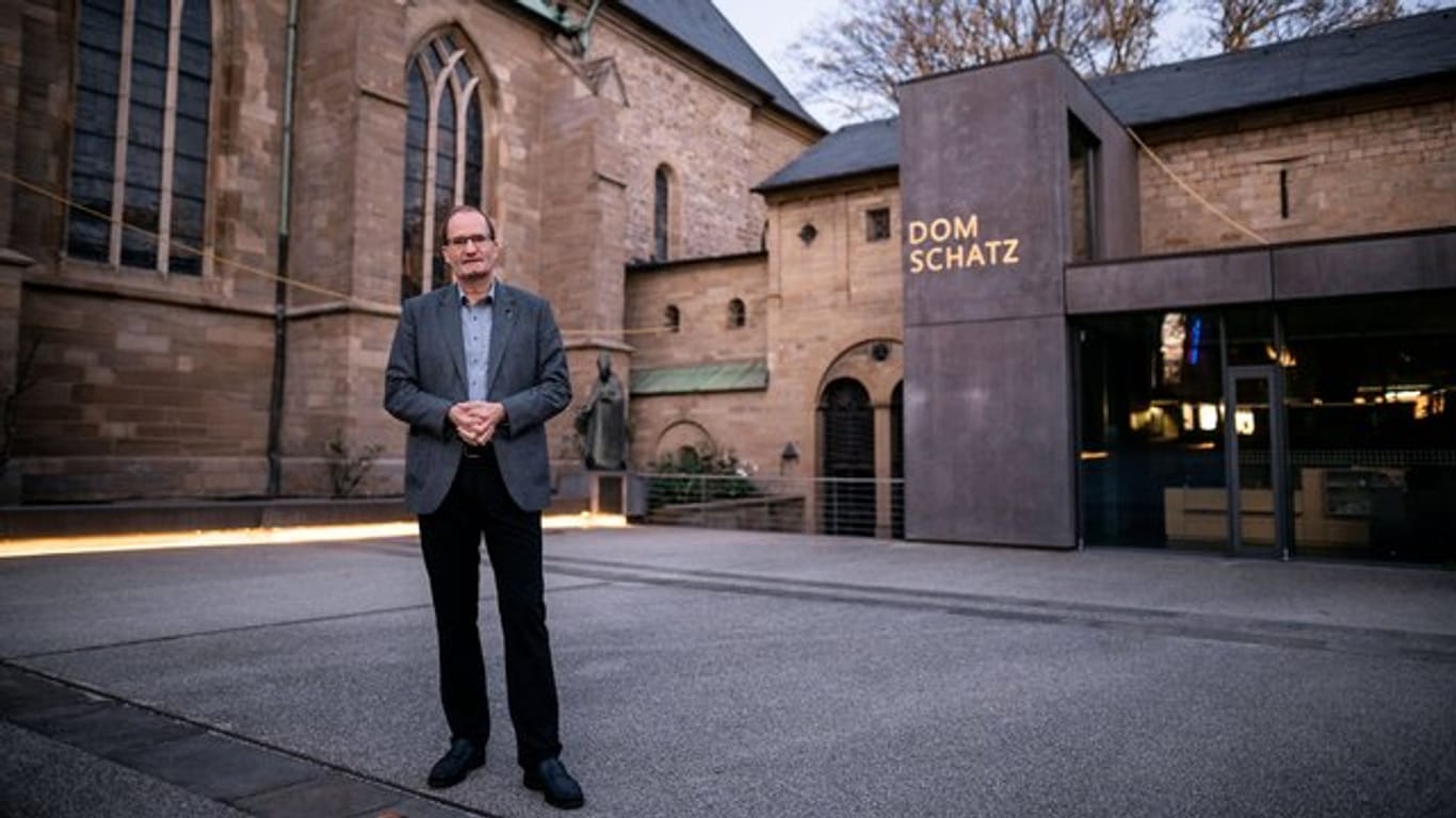 Der Generalvikar Klaus Pfeffer steht vor dem Essener Dom: Strauch kritisiert die Relativierung der Aussagen des Papstes zu Homosexualität durch den Vatikan.