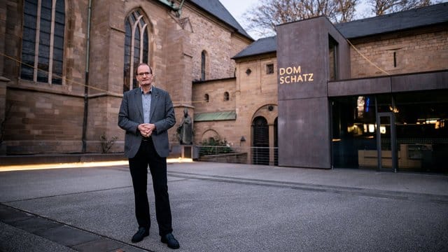 Der Generalvikar Klaus Pfeffer steht vor dem Essener Dom: Strauch kritisiert die Relativierung der Aussagen des Papstes zu Homosexualität durch den Vatikan. Der Generalvikar Klaus Pfeffer steht vor dem Essener Dom: Strauch kritisiert die Relativierung der Aussagen des Papstes zu Homosexualität durch den Vatikan.