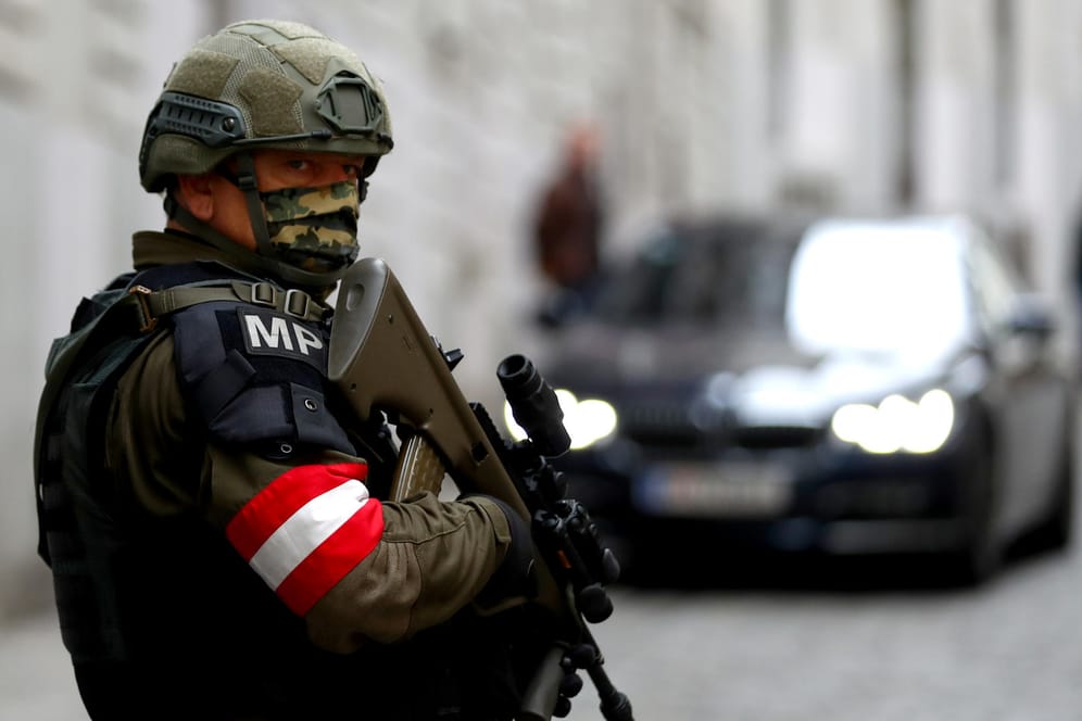 Ein bewaffneter Beamter der österreichischen Militärpolizei bewacht den Tatort nach dem Terroranschlag: Die Regierung will heute im Parlament sprechen.