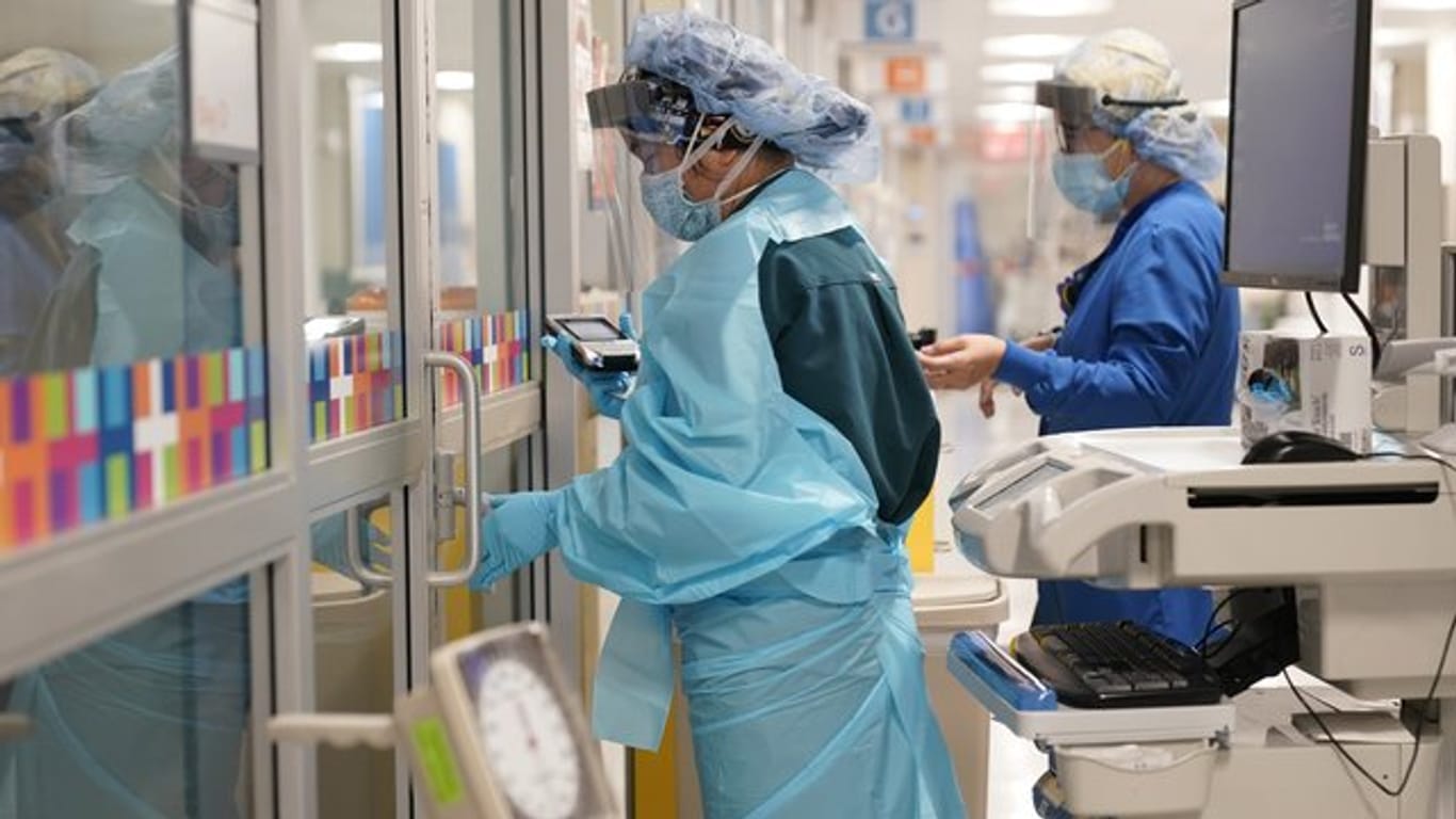 Medizinerinnen in Schutzkleidung in einem Krankenhaus in New York.