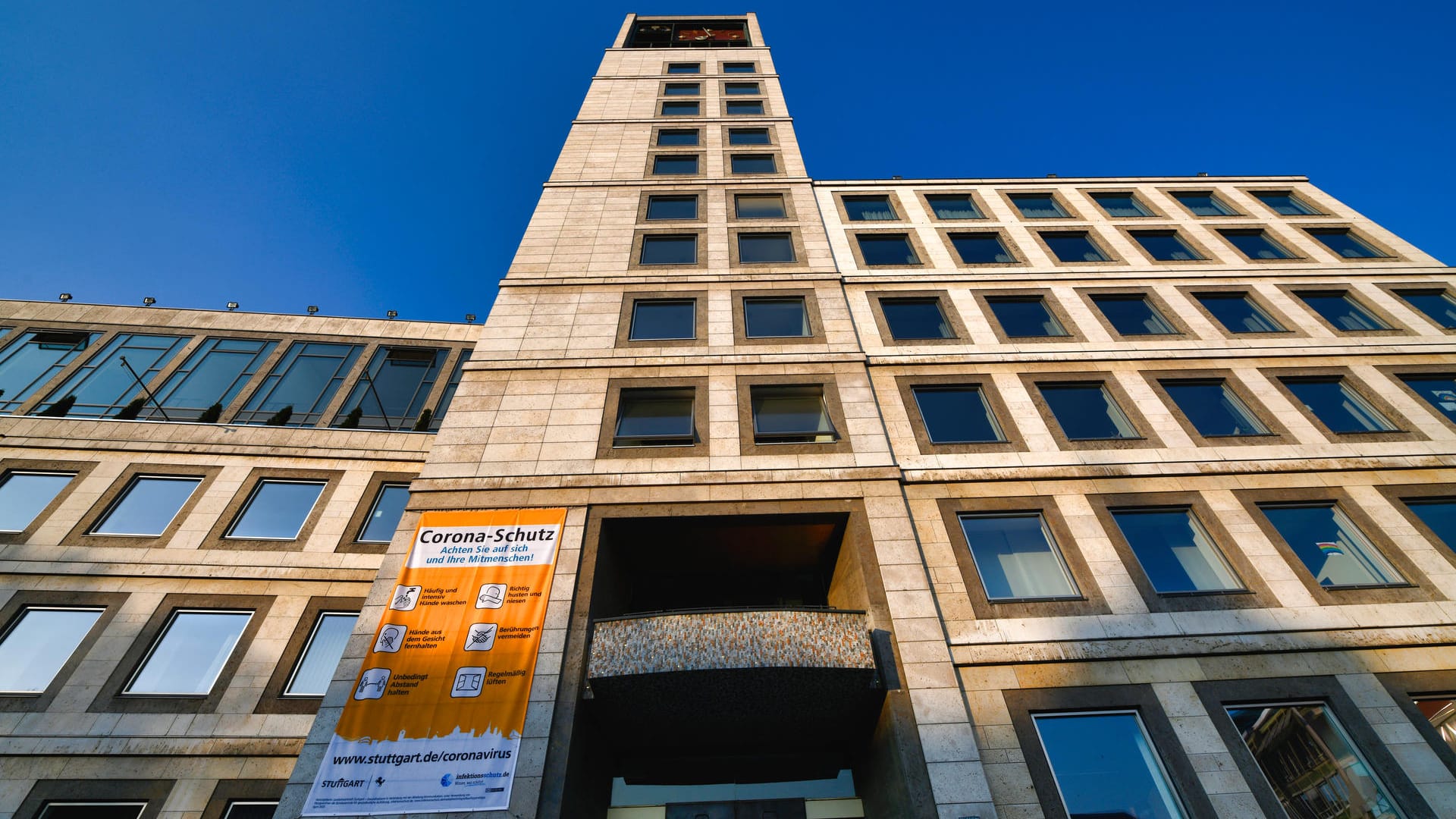 Das Neue Rathaus mit einem Plakat zu Verhaltensregeln während der Corona-Krise (Symbolbild): Ein Gericht gab der Stadt für den Corona-Schutz bei der Wahl Recht.