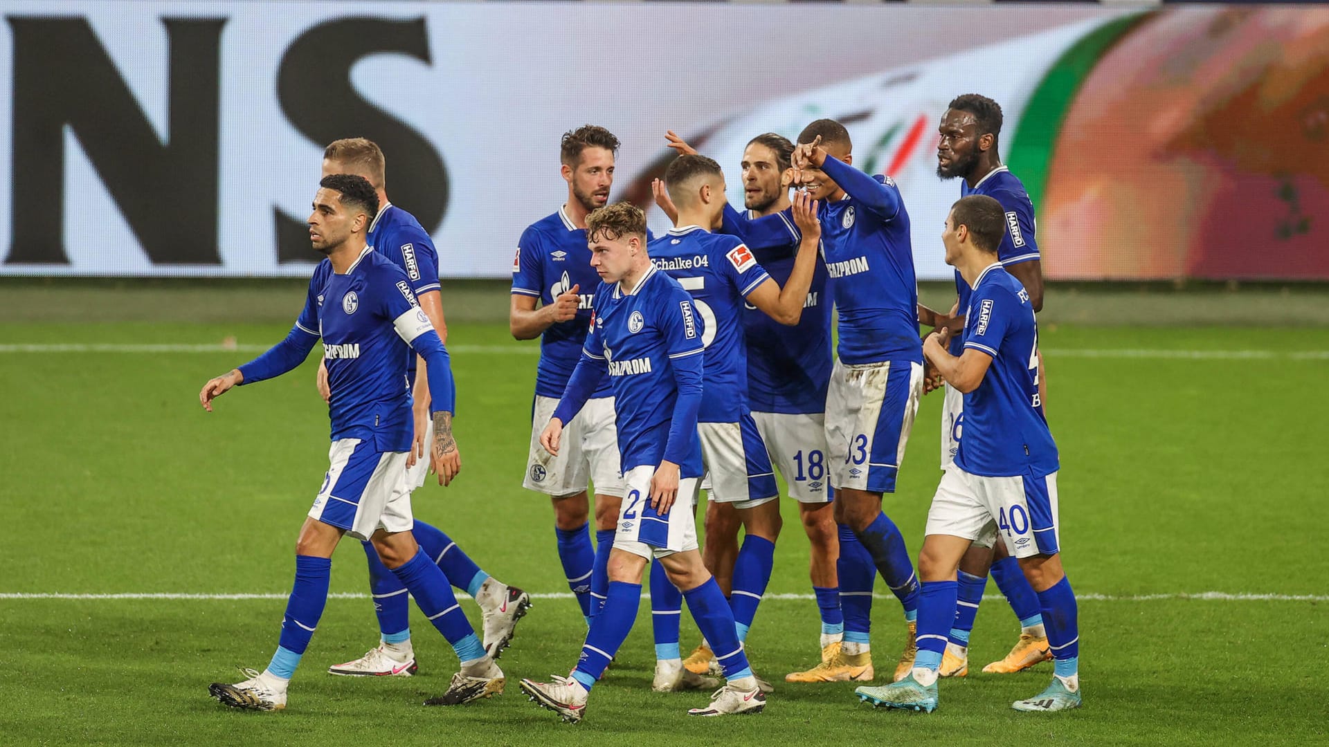 Spieler des FC Schalke 04 um Kapitän Omar Mascarell: Die Mannschaft hat erst zwei Punkte in der Bundesliga eingefahren.