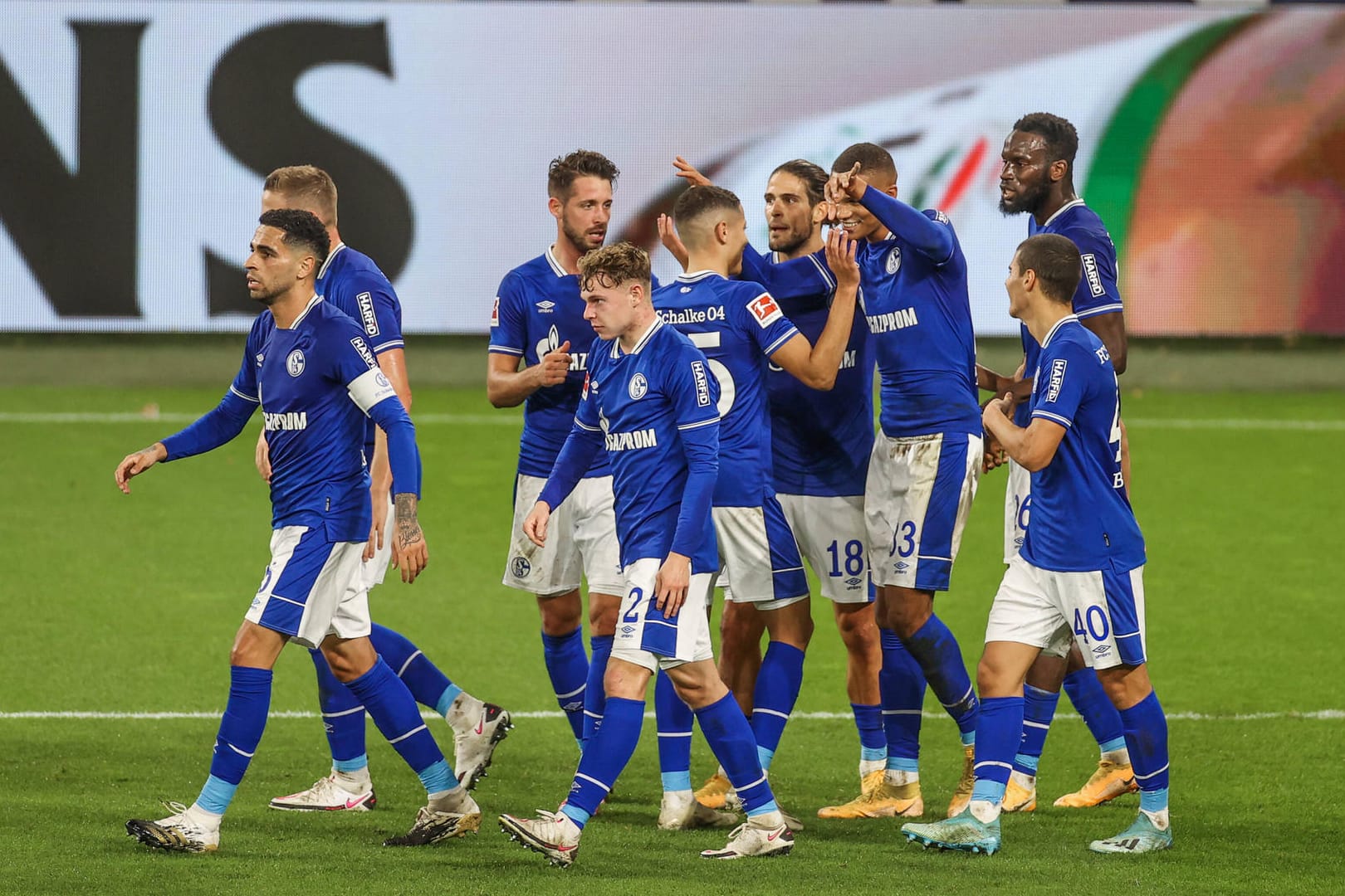 Spieler des FC Schalke 04 um Kapitän Omar Mascarell: Die Mannschaft hat erst zwei Punkte in der Bundesliga eingefahren.