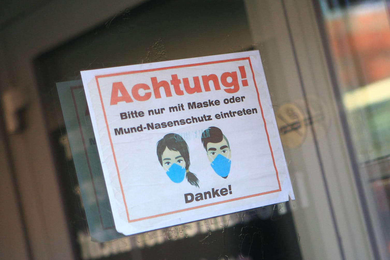 Am Eingang eines geschlossenen Restaurants wird auf die Pflicht zum Tragen einer Mund-Nasen-Maske hingewiesen (Symbolbild): In Hagen ist die Inzidenzzahl weiter hoch.