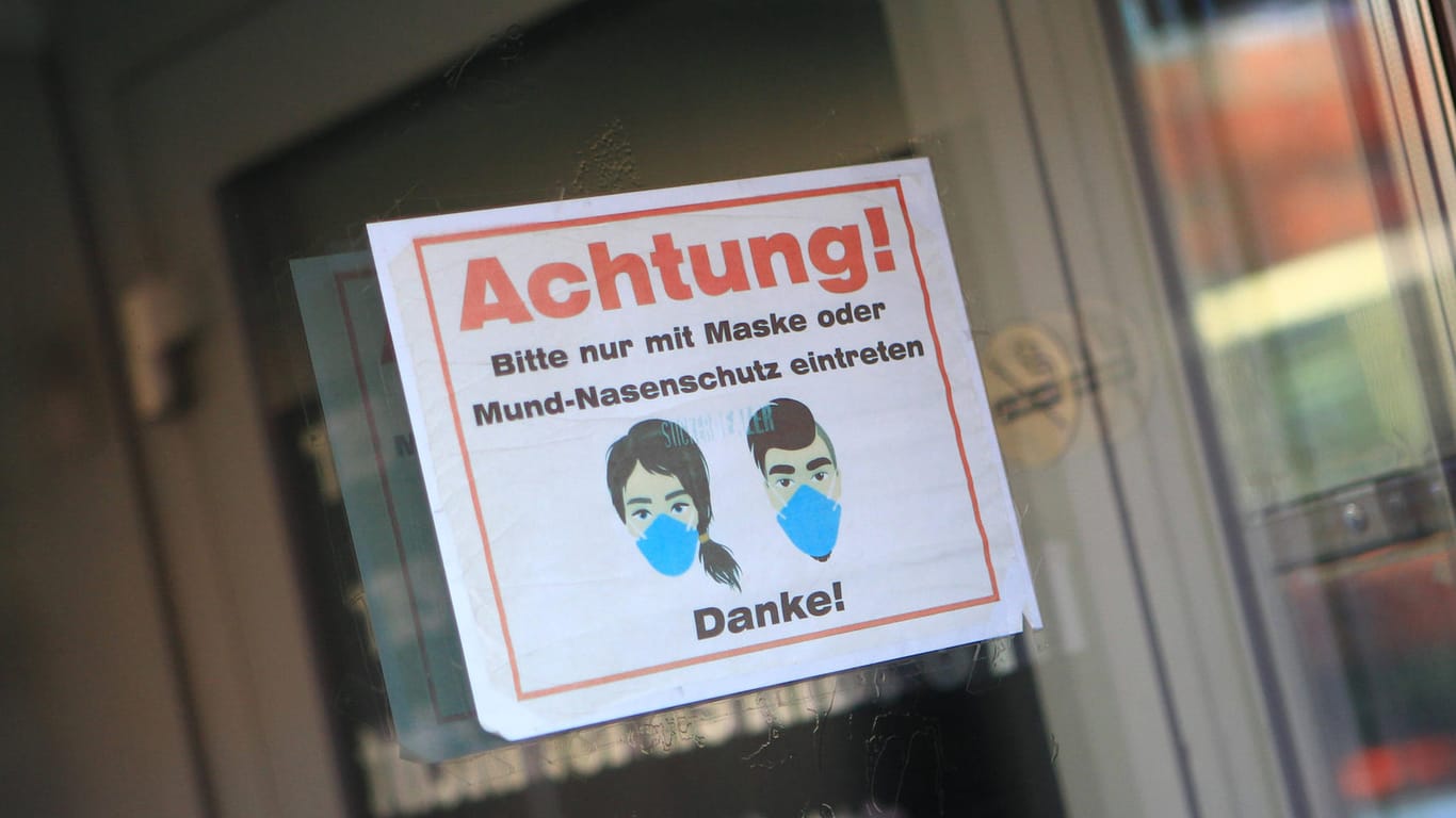 Am Eingang eines geschlossenen Restaurants wird auf die Pflicht zum Tragen einer Mund-Nasen-Maske hingewiesen (Symbolbild): In Hagen ist die Inzidenzzahl weiter hoch.