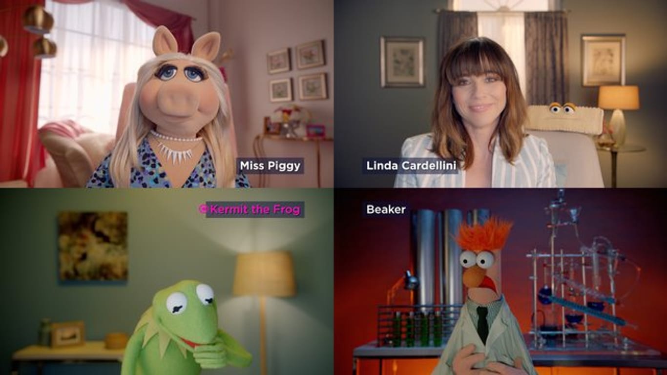 Schauspielerin Linda Cardellini in einer Videokonferenz mit Miss Piggy, Kermit und Beaker.