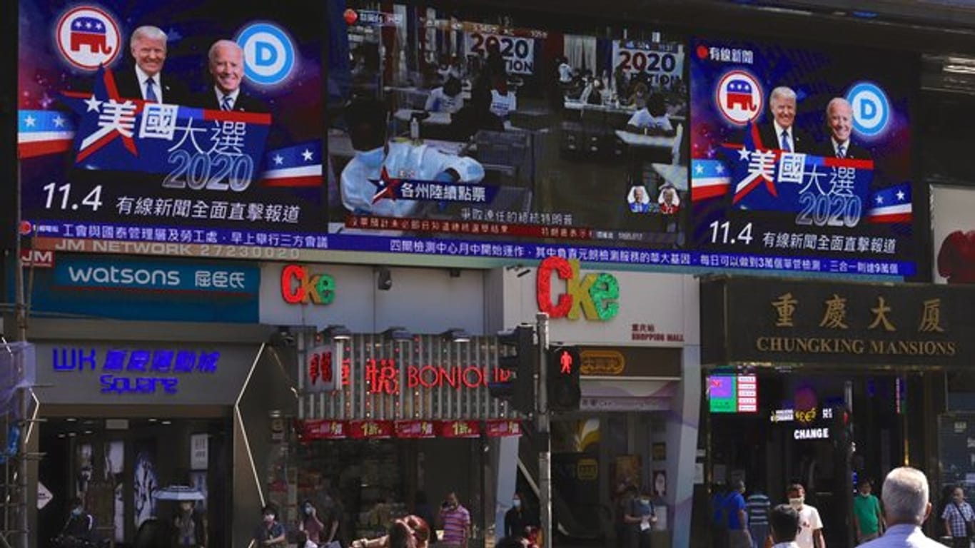 Monitore in Hongkong: die US-Wahl.