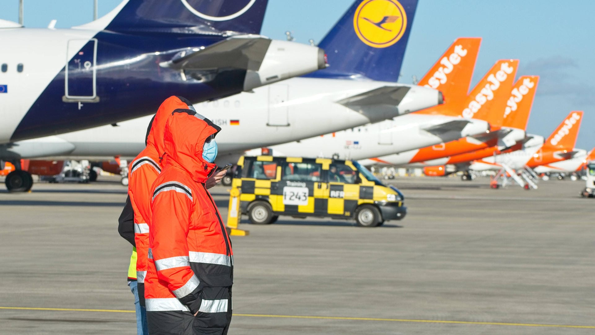 Parkende Flugzeuge (Symbolbild): Die Flughäfen in der Corona-Zeit sind kaum ausgelastet.